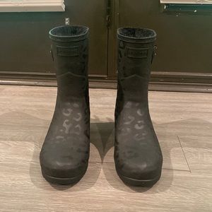 Black cheetah hunter boots!